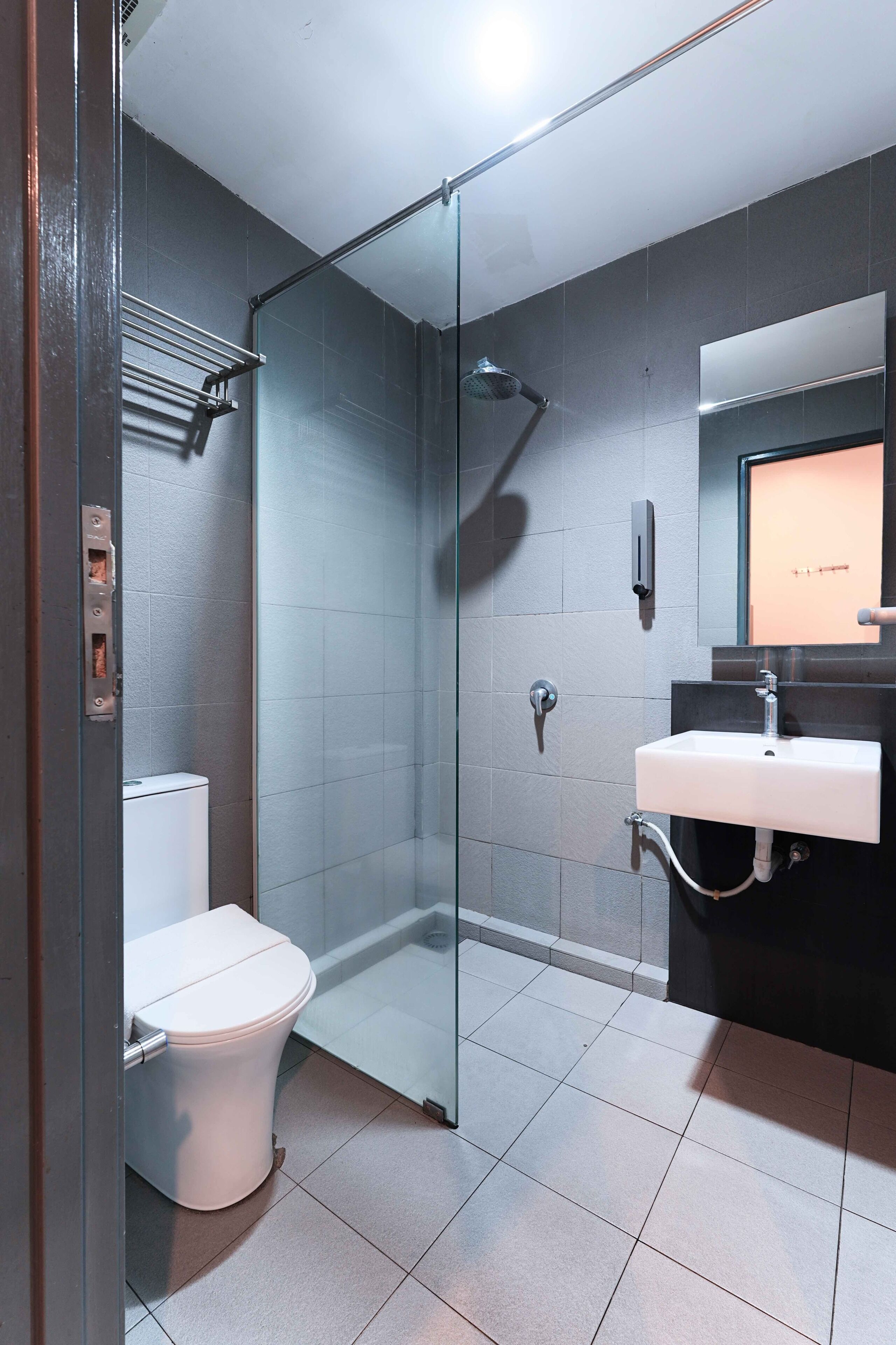 Habitació Deluxe, diversos llits | Bany | Dutxa, capçal de dutxa tipus cascada i articles de tocador gratuïts 