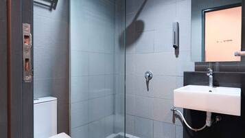 Habitació Deluxe, diversos llits | Bany | Dutxa, capçal de dutxa tipus cascada i articles de tocador gratuïts