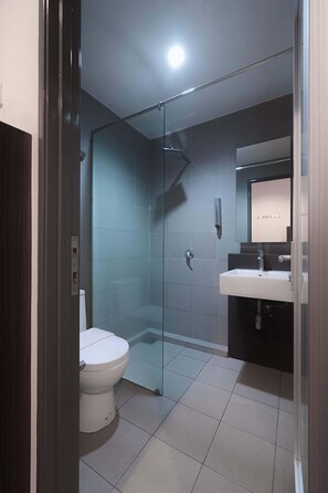 Premier Double Room | Bathroom | Shower, rainfall showerhead, free toiletries, hair dryer - T+ Hotel Sungai Korok (Alor Setar)