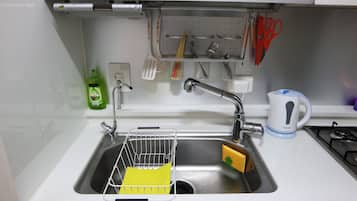 Full-size fridge, stovetop, cookware/dishes/utensils