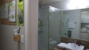 Studio 5 | 浴室 | 淋浴设施、旋水按摩花洒、免费洗浴用品、吹风机