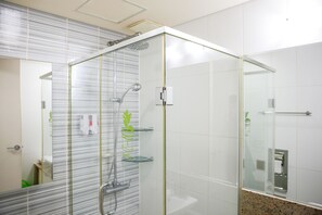 Studio 4 | Bathroom shower - Hostel Coco (Seoul)