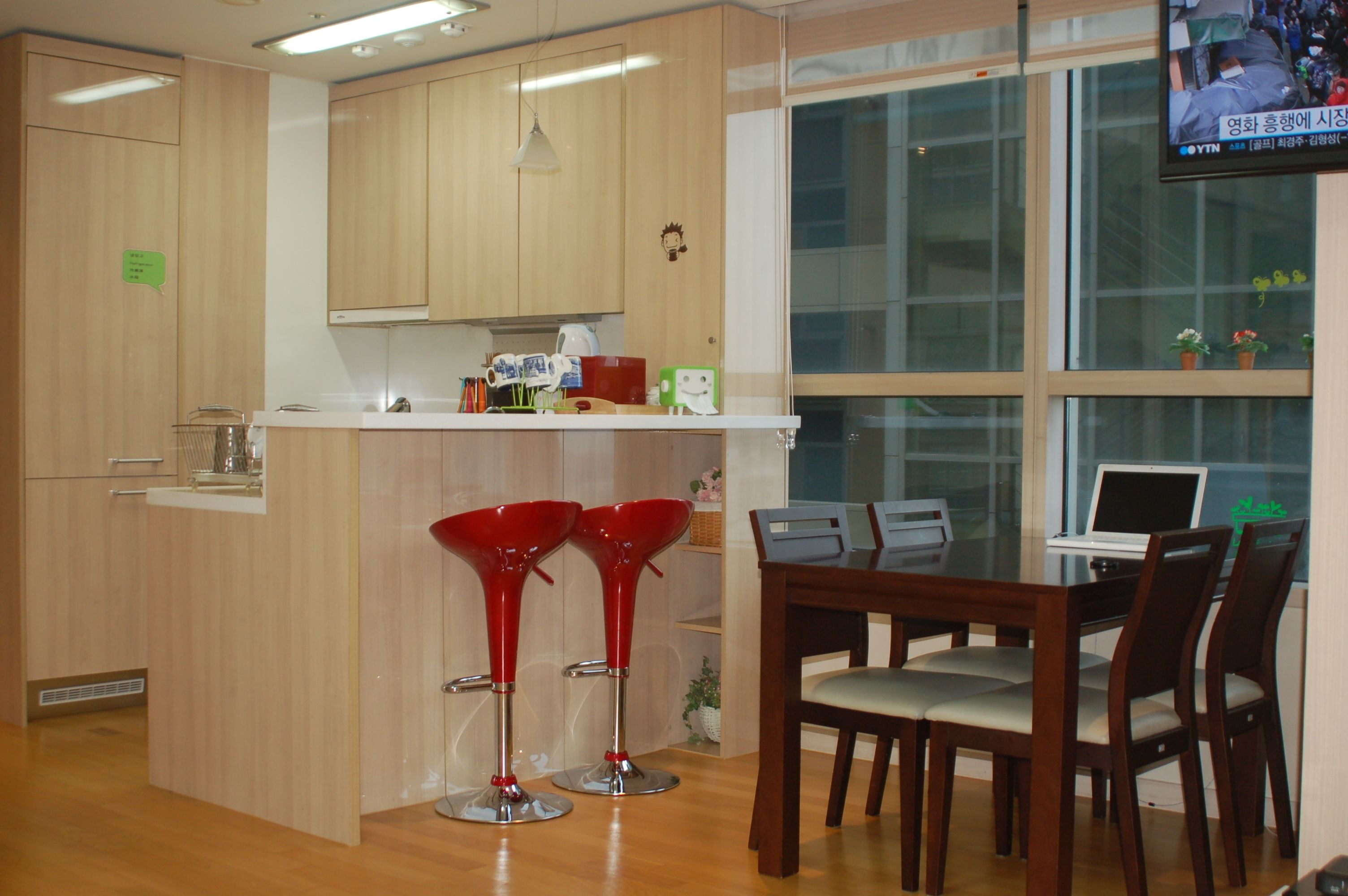 Deluxe Family Room | 각각 다른 스타일의 인테리어, 책상, 암막 커튼, 방음 설비