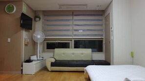 Deluxe Family Room | 起居区 | 30-英寸纯平电视 （配备收费电视频道）、电视
