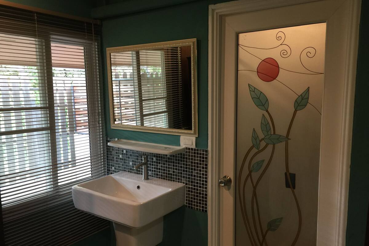 Bathroom sink