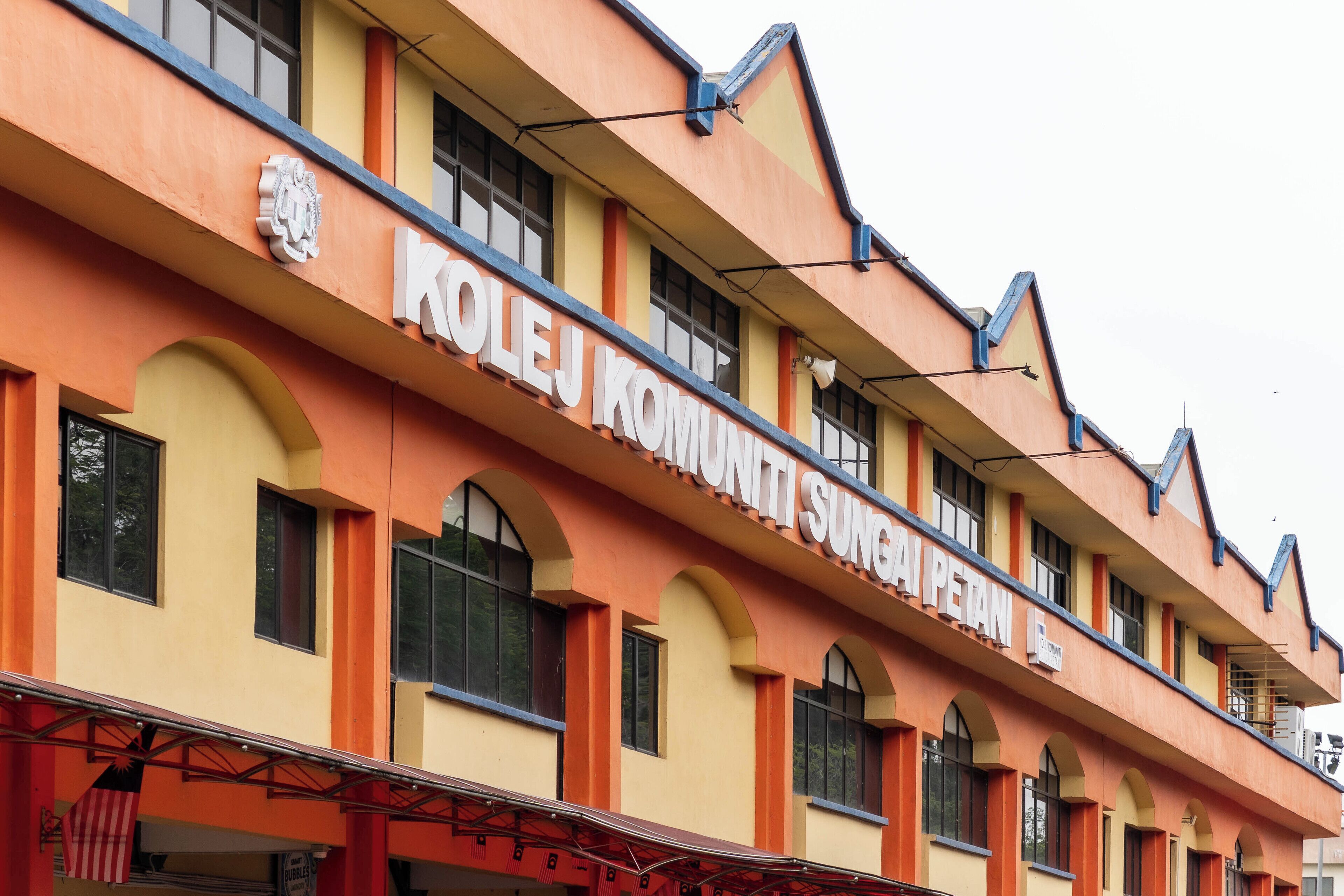 Un bâtiment portant l’inscription « KOLEJ KOMUNIKATY SUNDHEP PERDANA ».