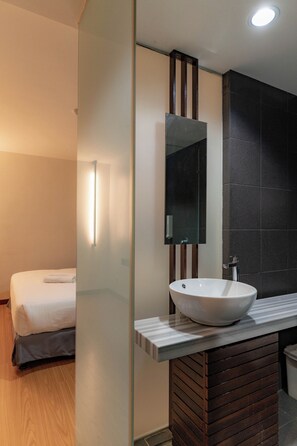 Shower, rainfall showerhead, free toiletries, hair dryer