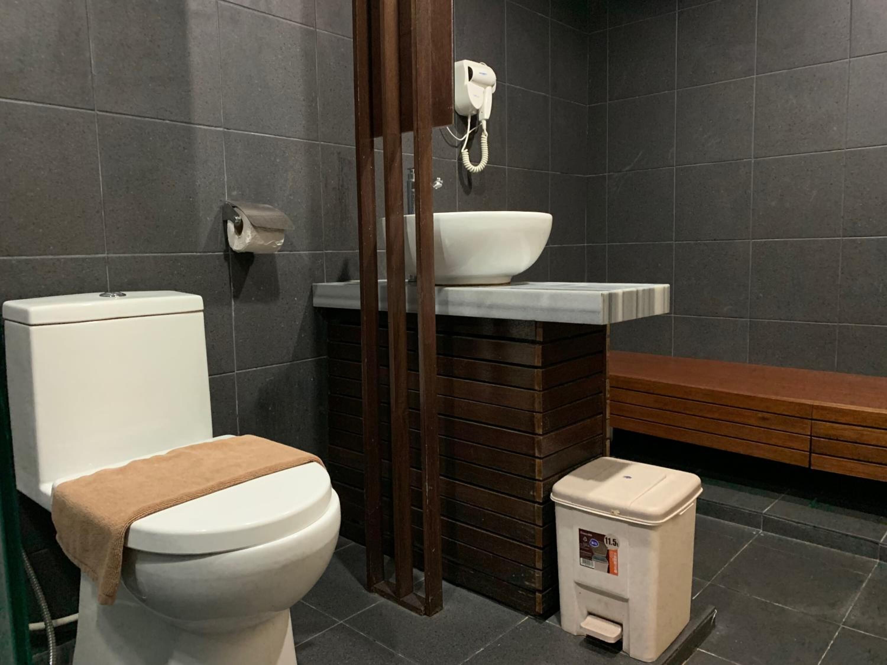 shower, rainfall showerhead, free toiletries, hair dryer