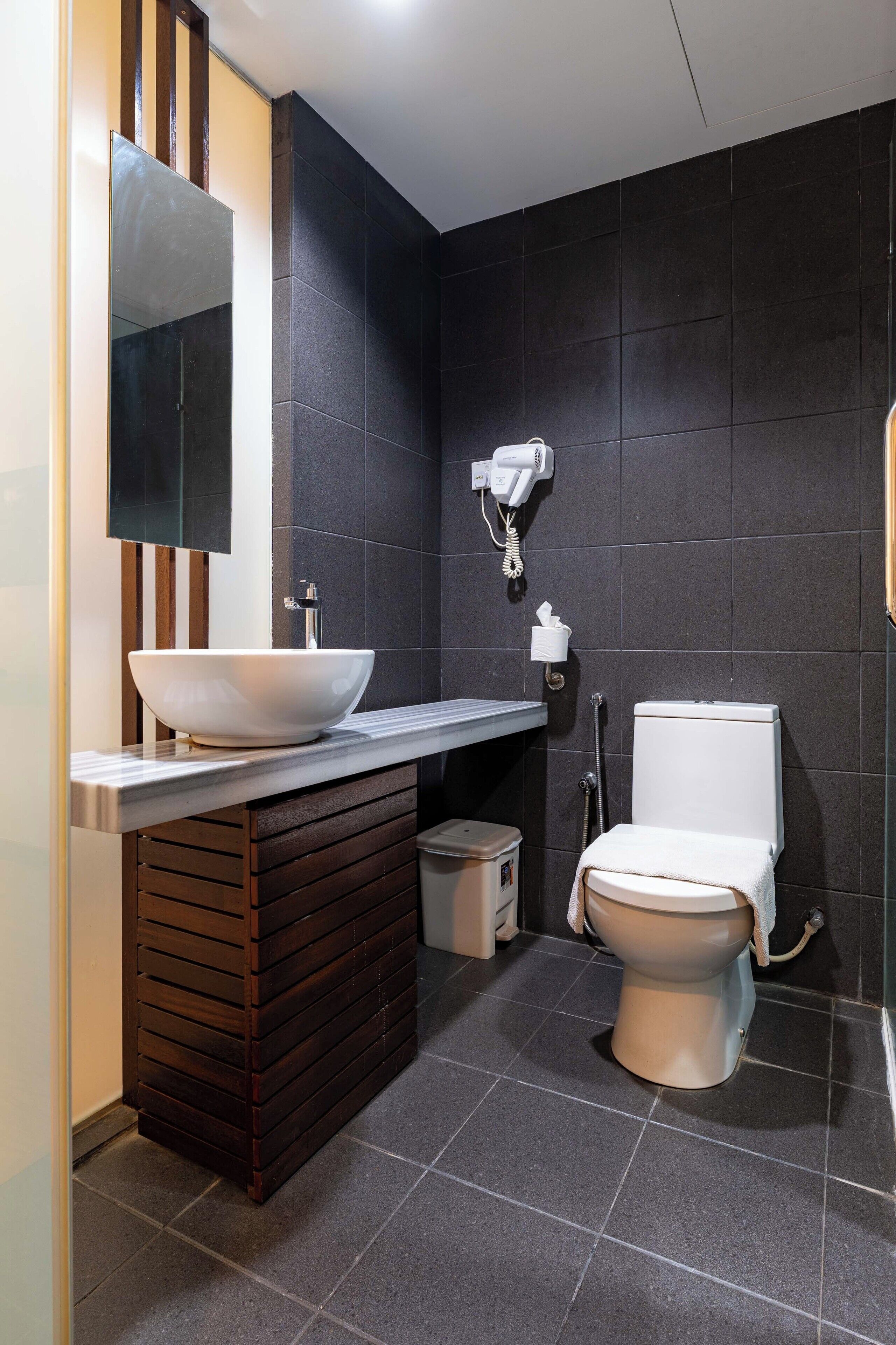 Shower, rainfall showerhead, free toiletries, hair dryer