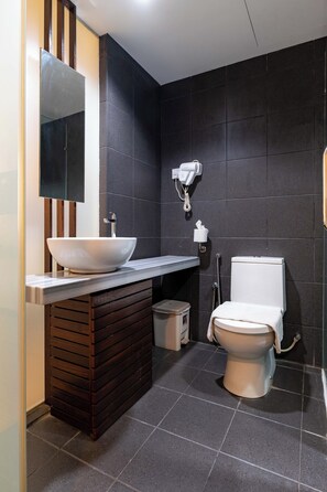 Dusch, regndusch, gratis toalettartiklar och hårtork