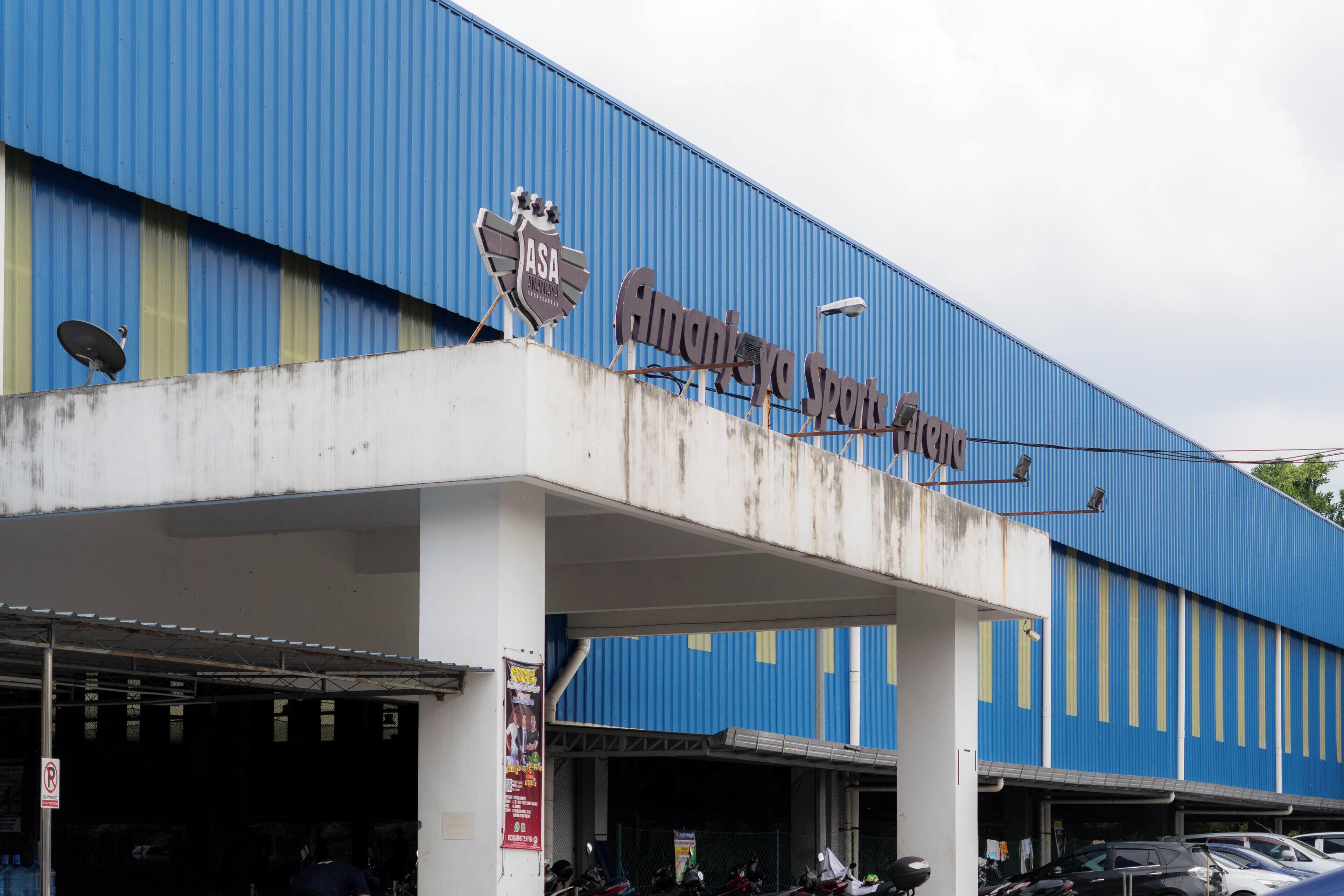 A building with a blue exterior and a sign that reads "Amarillo Sports".