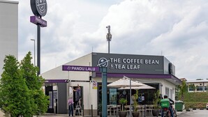 A coffee shop named "The Coffee Bean & Tea Leaf" with a sign indicating "Pandu Lalu" nearby. - T+ Hotel Sungai Petani (Sungai Petani)