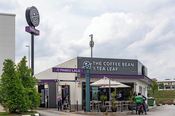 A coffee shop named "The Coffee Bean & Tea Leaf" with a sign indicating "Pandu Lalu" nearby.