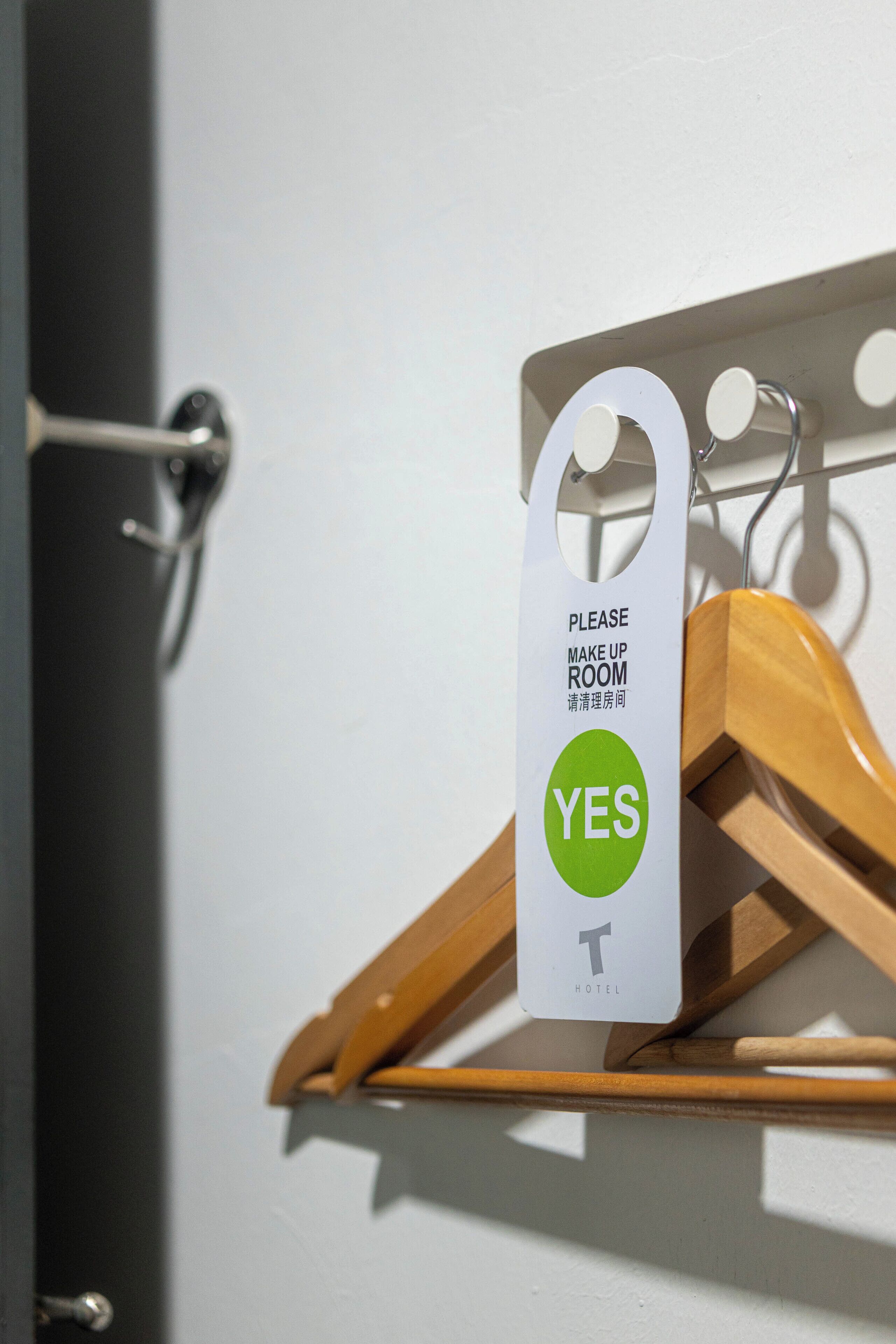 Ein Schild im Hotelzimmer mit einem 'YES'-Tag, das anzeigt, dass das Zimmer frei ist.
