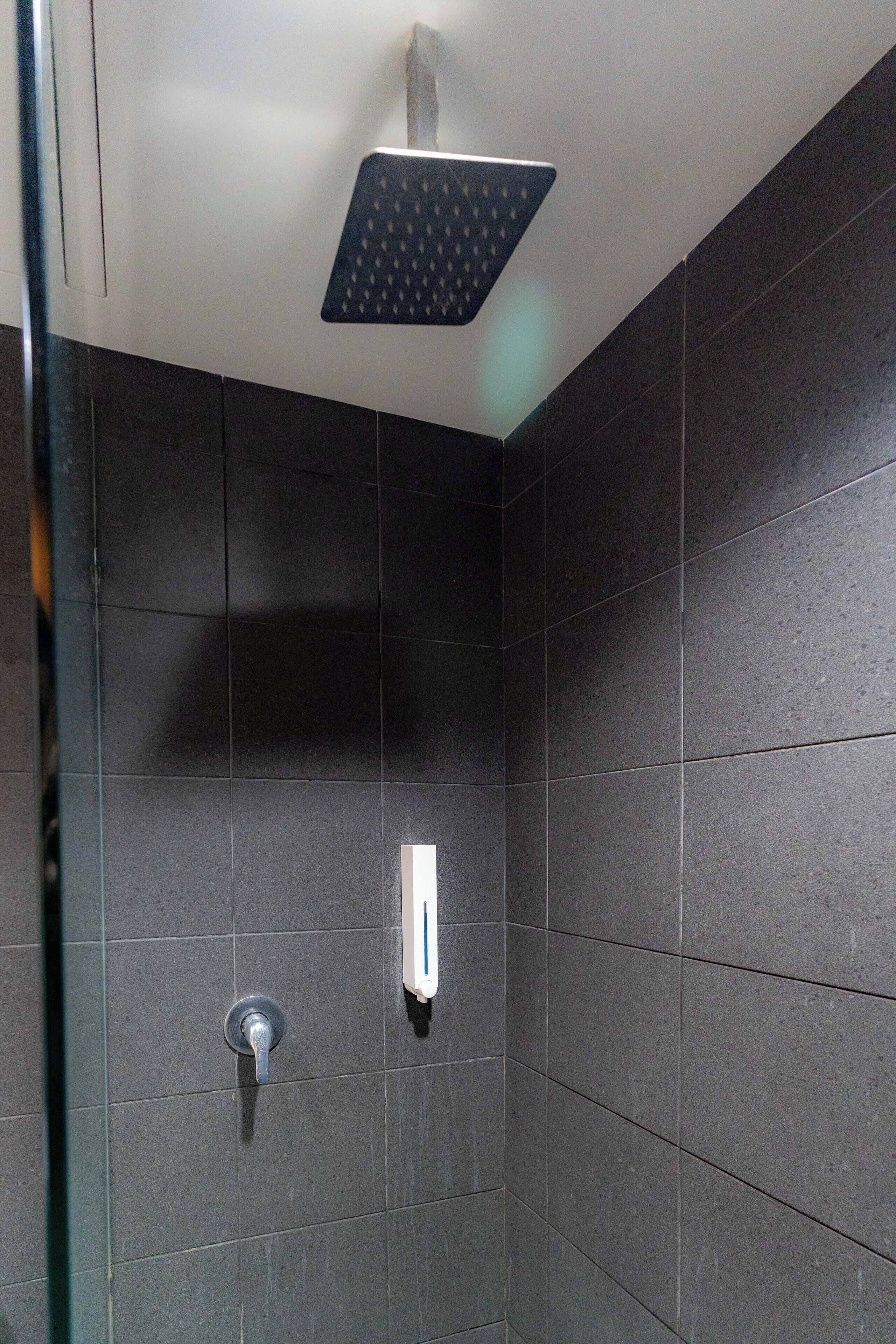 Bruser, brusehoved med spredningseffekt, gratis toiletartikler