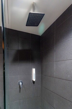 Shower, rainfall showerhead, free toiletries, hair dryer