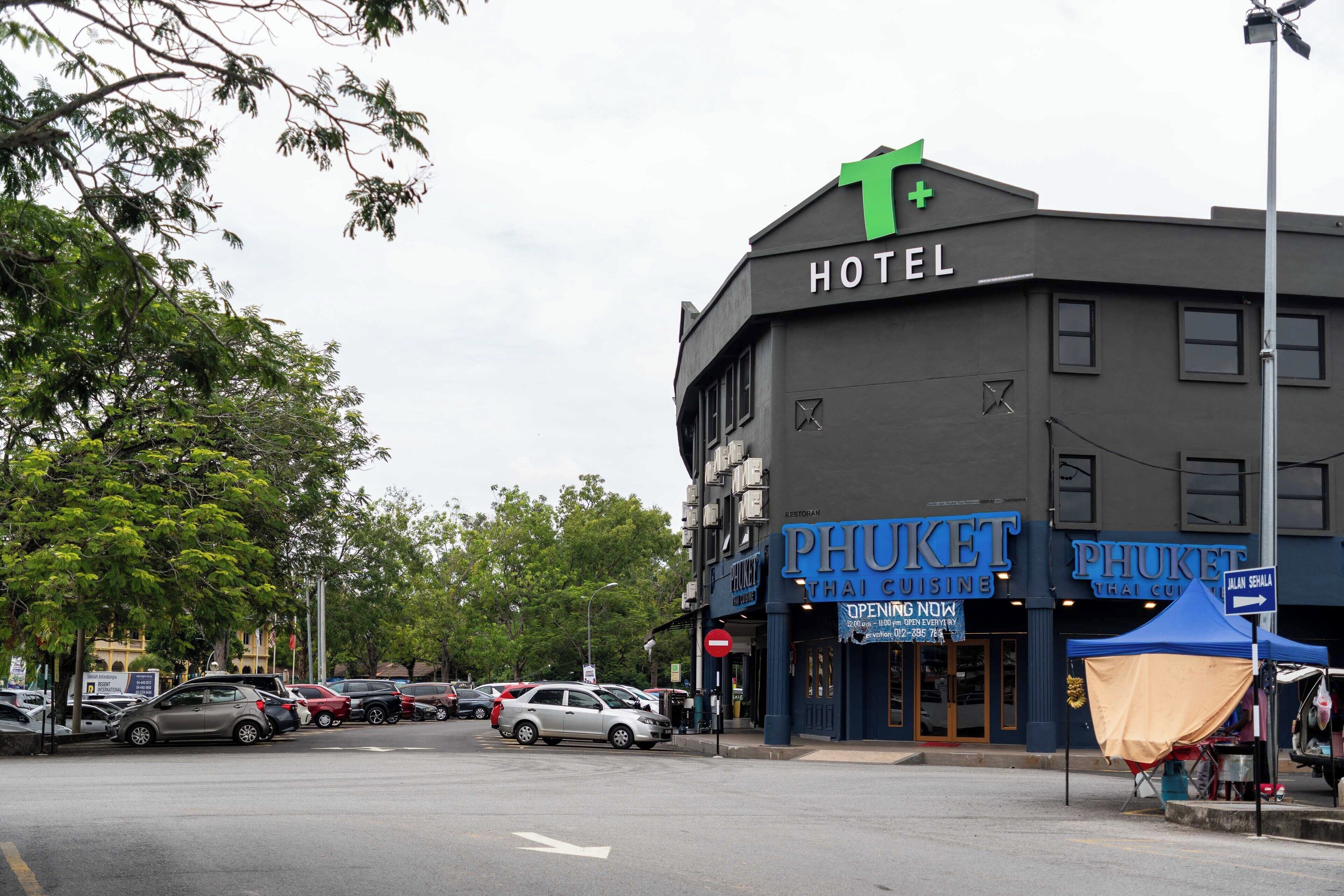 Hotel con restaurante de cocina tailandesa llamado 'PHUKET' en la planta baja.