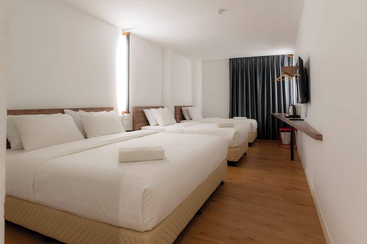 Deluxe-huone, 2 parisänkyä | Työpöytä, silitysrauta/-lauta, ilmainen Wi-Fi