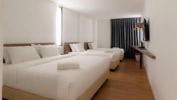 Habitación Deluxe, 2 camas matrimoniales | Escritorio, tabla de planchar con plancha y wifi gratis