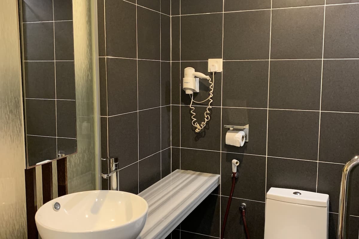 shower, rainfall showerhead, free toiletries, hair dryer