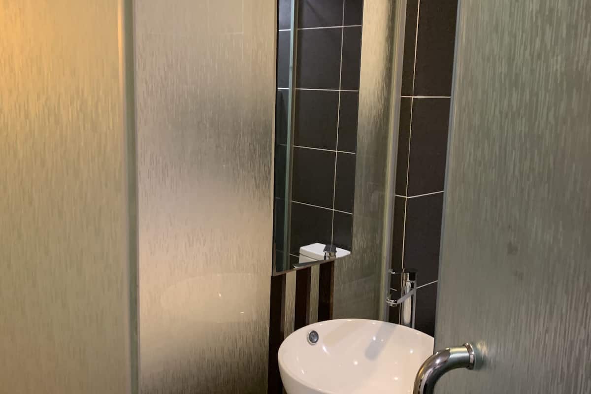 shower, rainfall showerhead, free toiletries, hair dryer