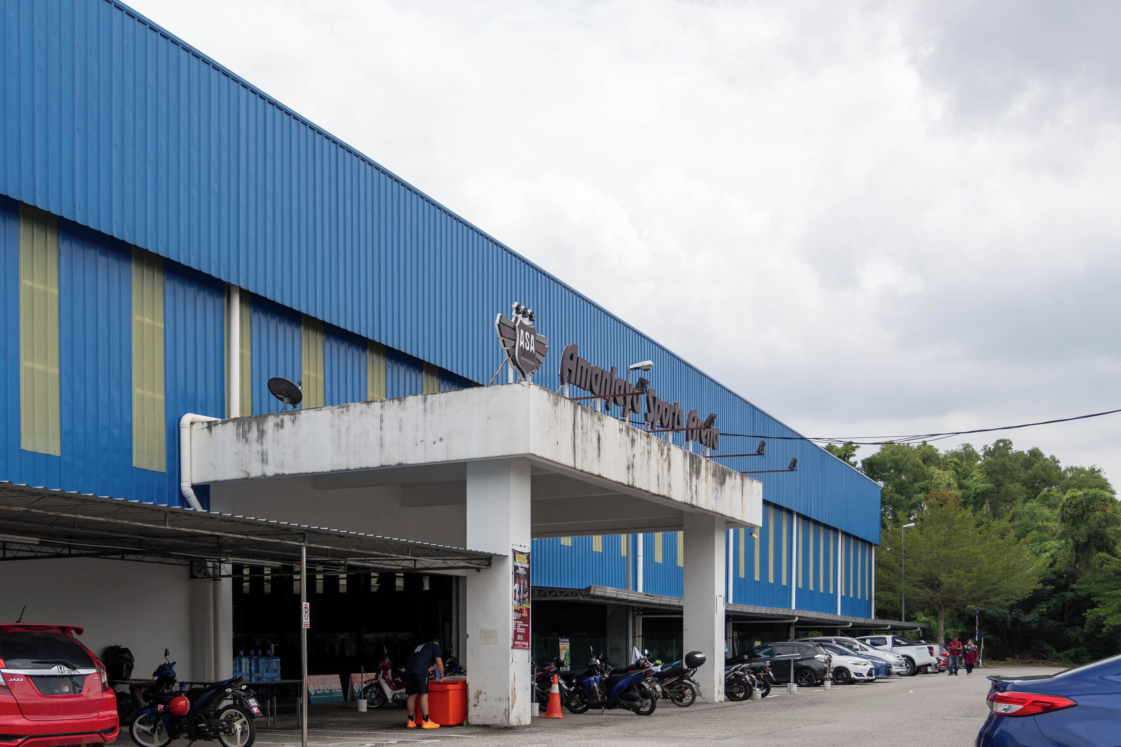 A large blue building with a sign that reads "JASA".