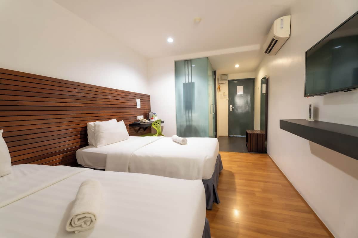 Premier Twin Room | Desk, iron/ironing board, free WiFi