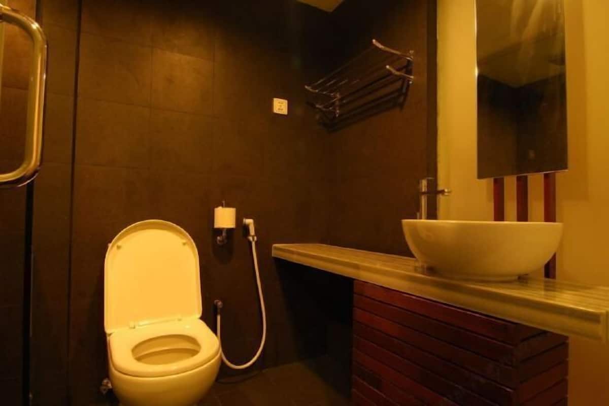 Bathroom | Shower, rainfall showerhead, free toiletries, hair dryer