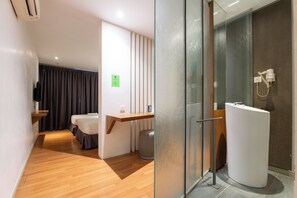 Standard Twin Room | Bathroom | Shower, rainfall showerhead, hair dryer, towels