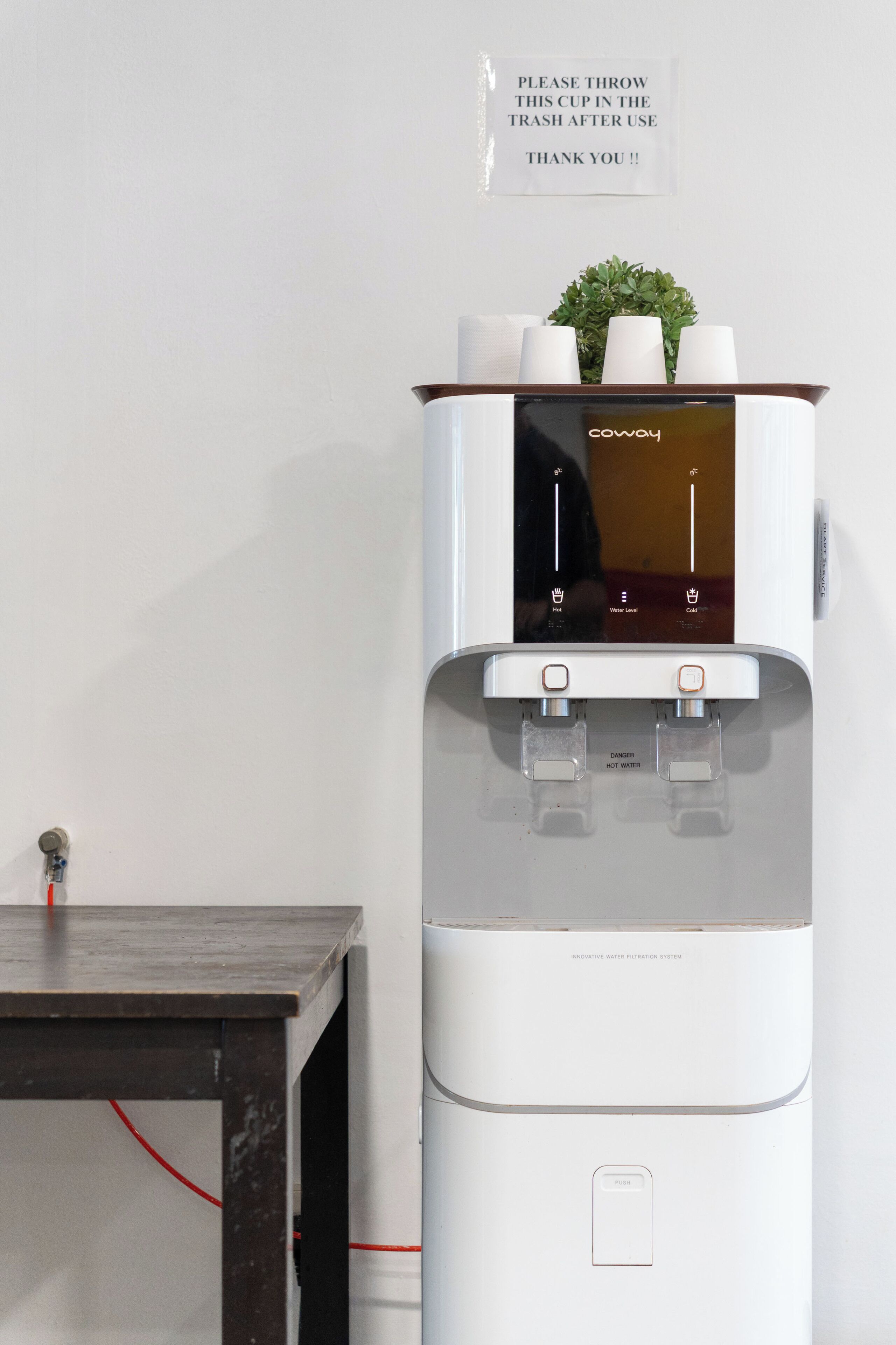 A water filtration system with a temperature indicator and a hot water warning.