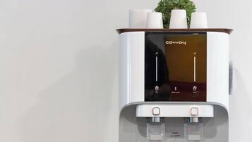 Een waterfiltersysteem met een temperatuurmeter en een waarschuwing voor heet water.