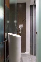 Standard Double Room | Bathroom | Shower, rainfall showerhead, hair dryer, towels