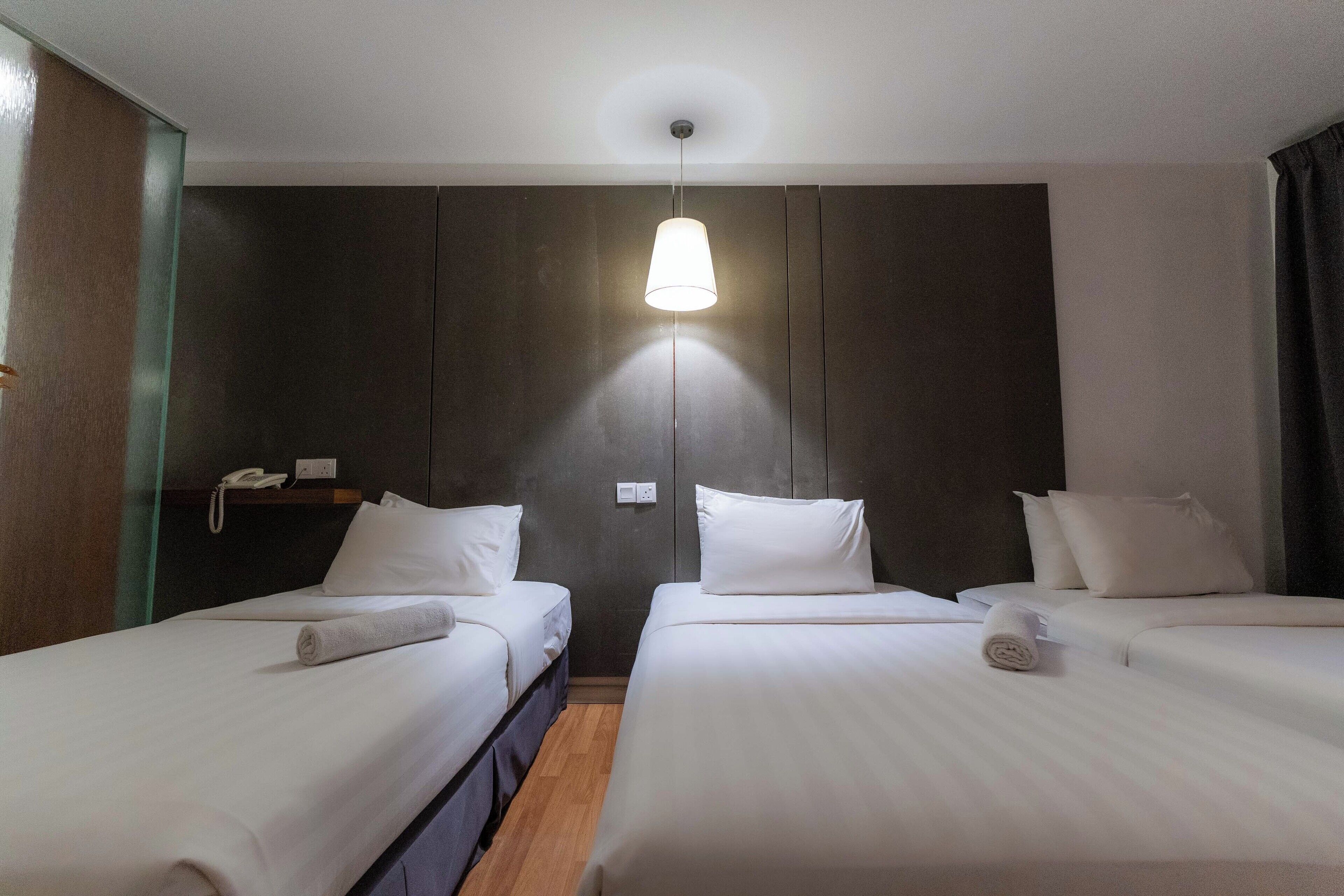 Escritorio, tabla de planchar con plancha y wifi gratis 