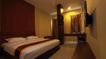 Deluxe Room, Courtyard View | Desk, rollaway beds, free WiFi