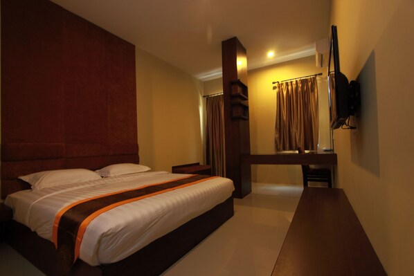 Deluxe Room, Courtyard View | Desk, rollaway beds, free WiFi