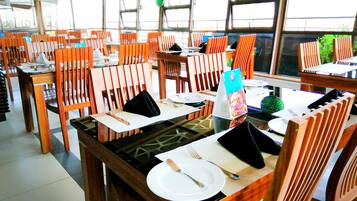 Breakfast, lunch, dinner served; international cuisine