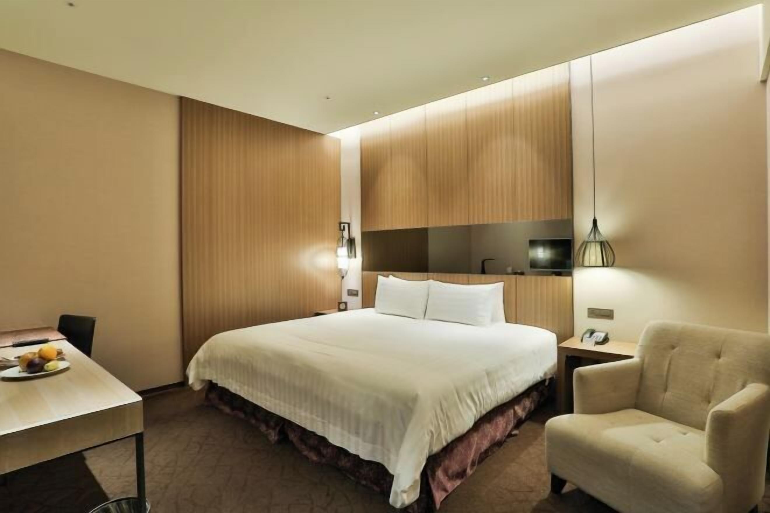 Premium bedding, in-room safe, desk, laptop workspace