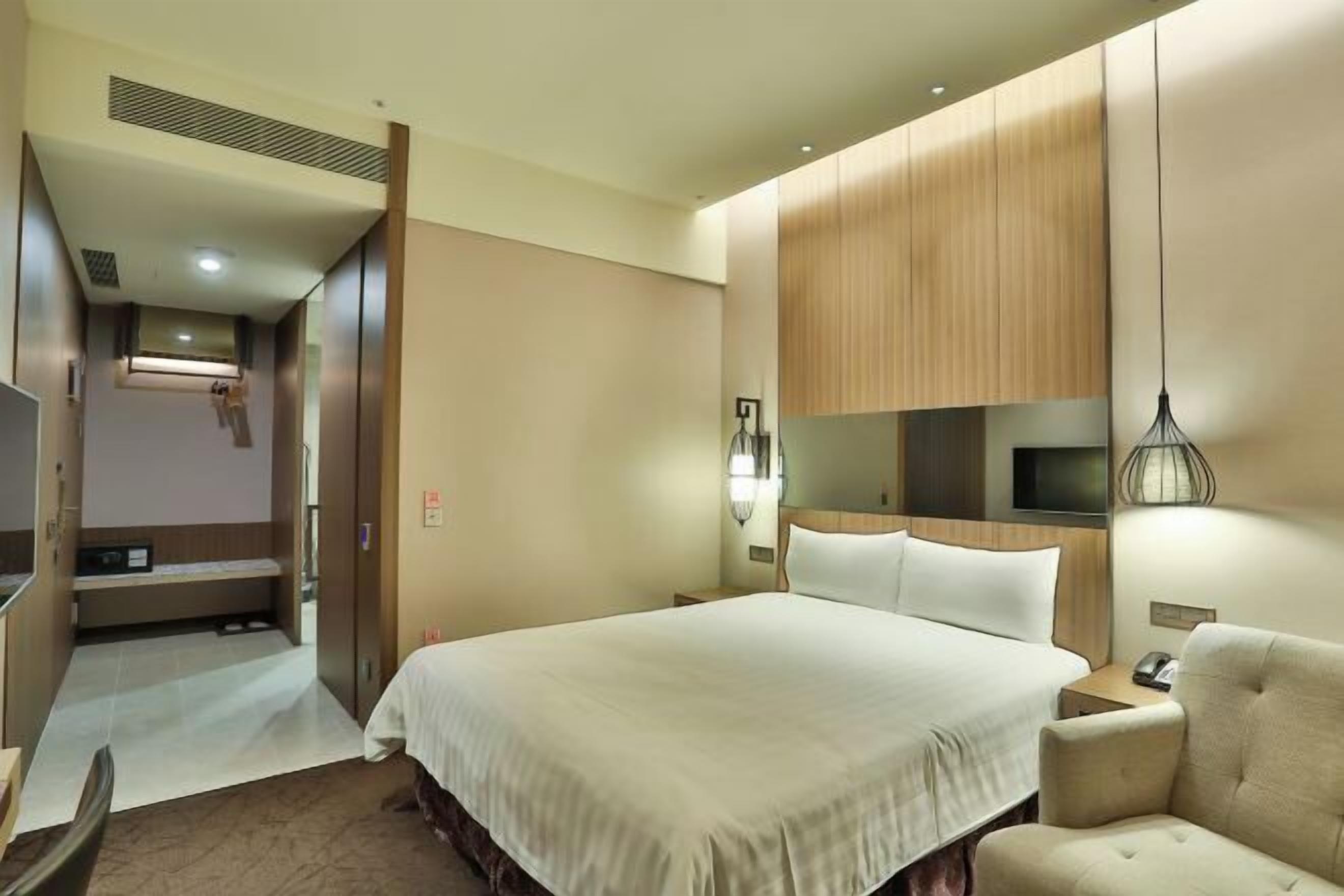 Premium bedding, in-room safe, desk, laptop workspace