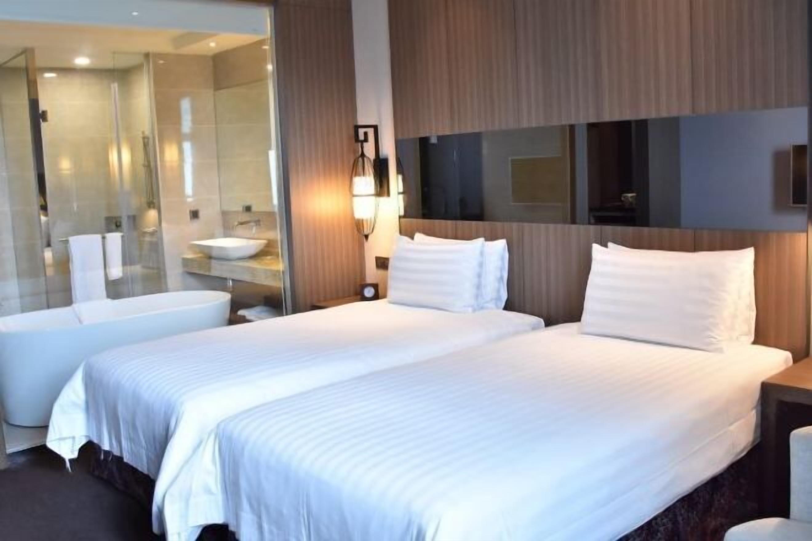 Premium bedding, in-room safe, desk, laptop workspace