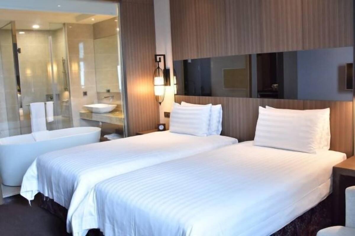 Sängtillbehör av högsta kvalitet och värdeförvaringsskåp på rummet