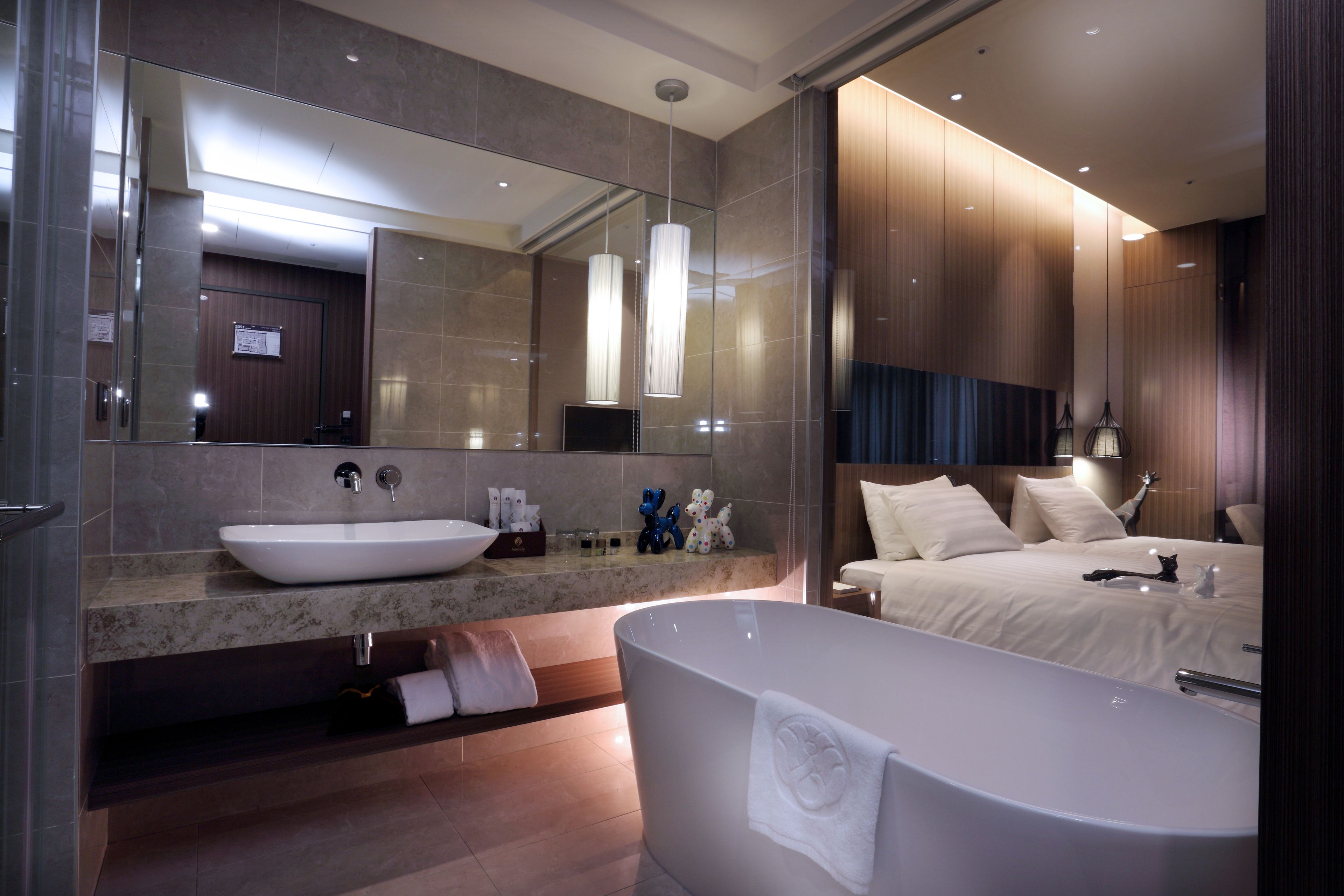 basic double room single use, 1 king bed (no window) | 1 bedroom, premium bedding, in-room safe, desk