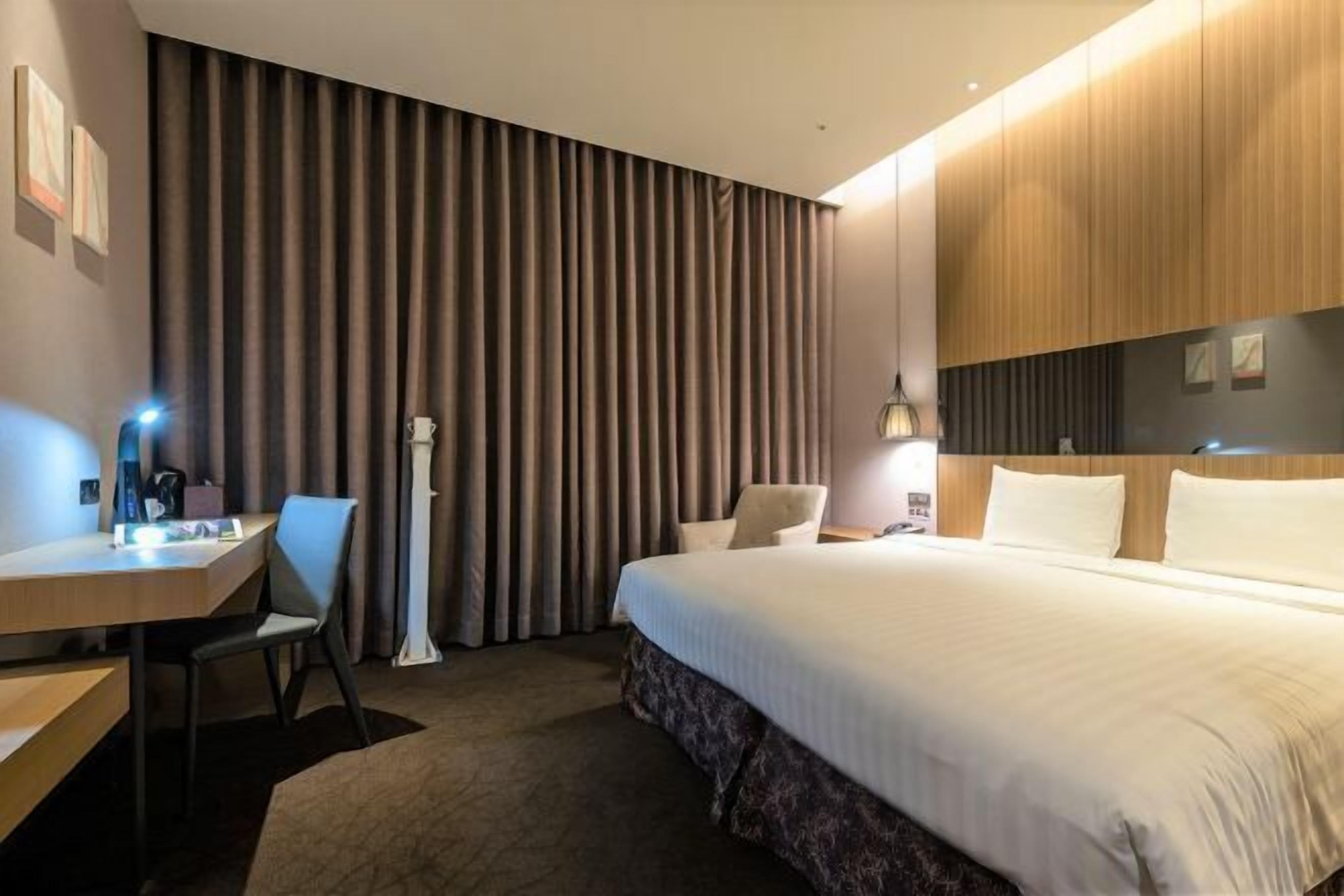 Premium bedding, in-room safe, desk, laptop workspace