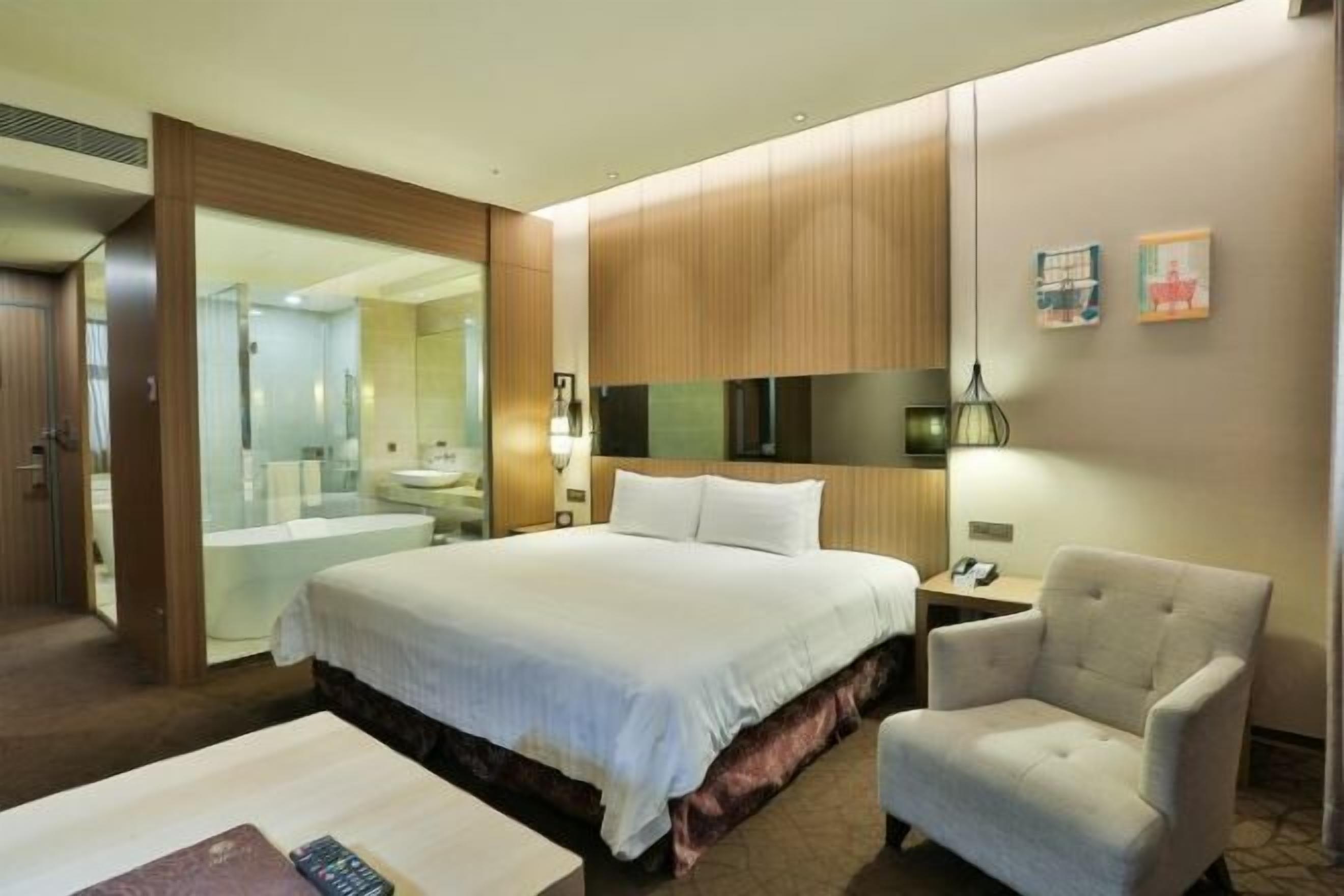 Premium bedding, in-room safe, desk, laptop workspace