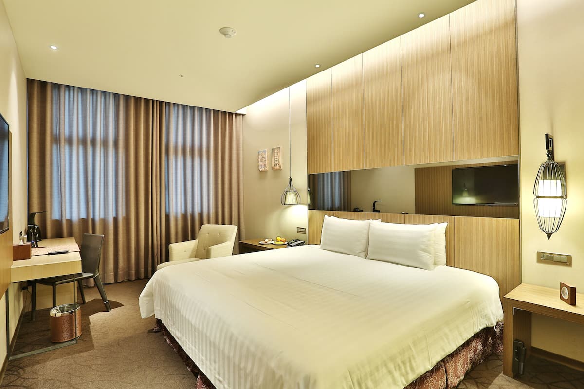 Premium bedding, in-room safe, desk, laptop workspace