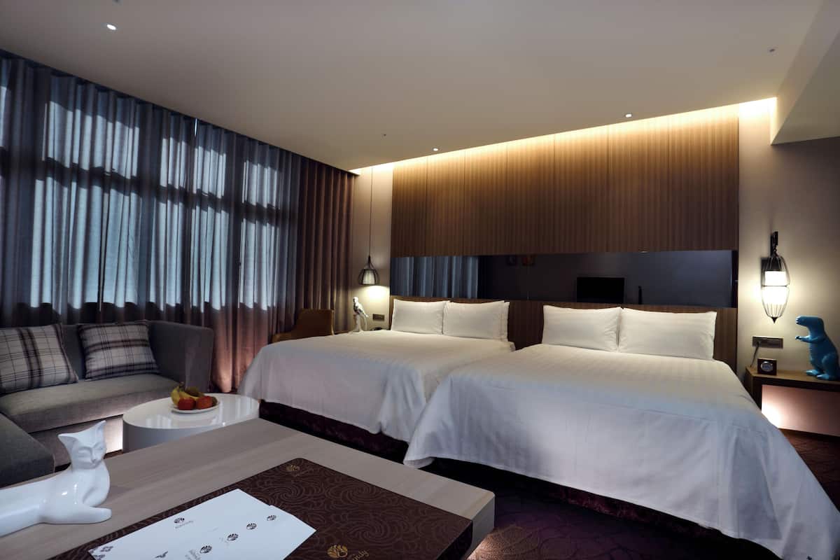 Premium bedding, in-room safe, desk, laptop workspace