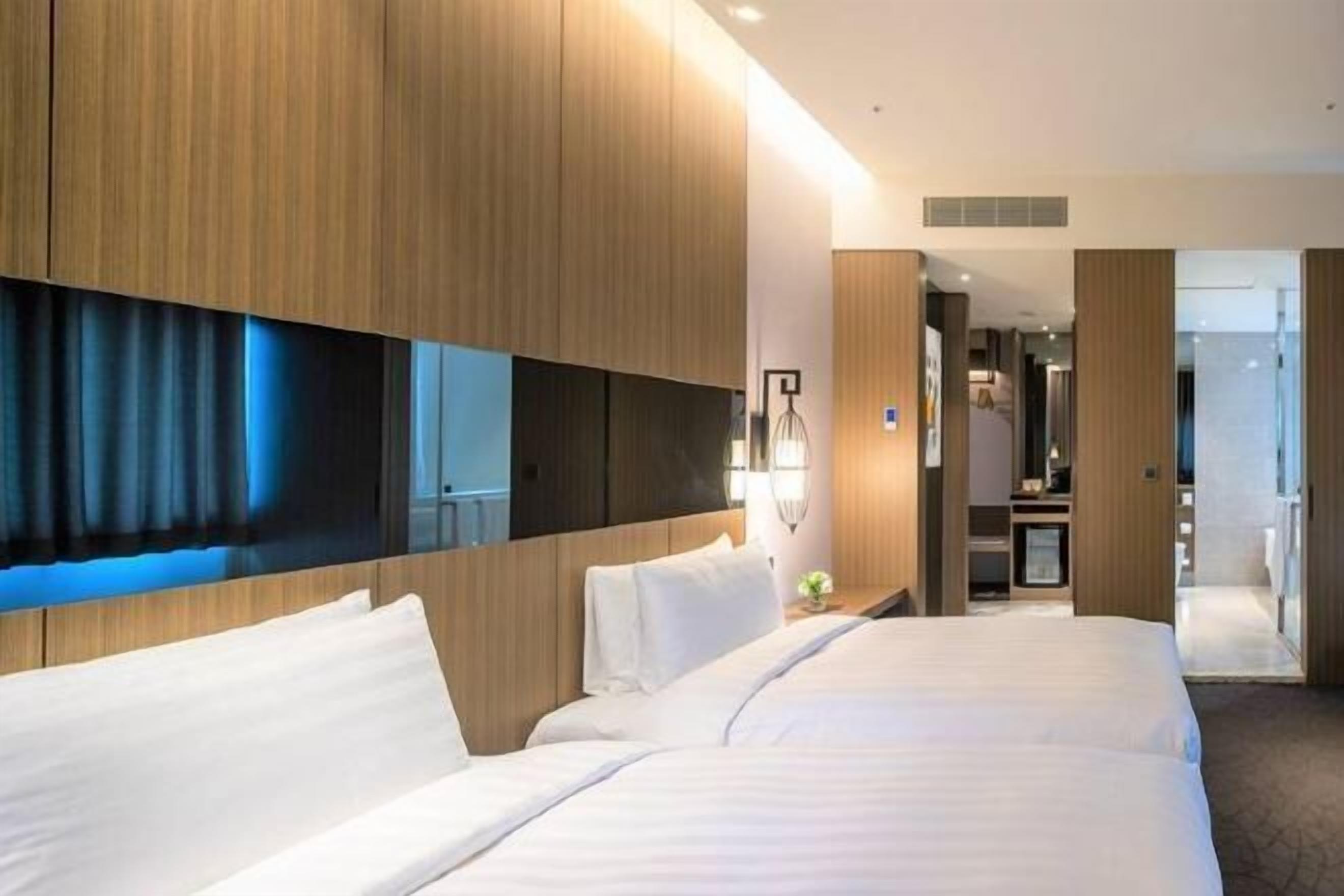 Premium bedding, in-room safe, desk, laptop workspace