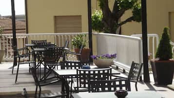 Breakfast, lunch, dinner served; Regional cuisine