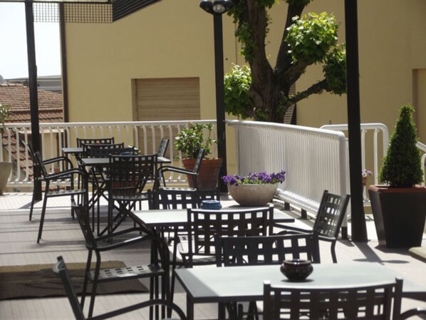 Breakfast, lunch, dinner served; Regional cuisine 