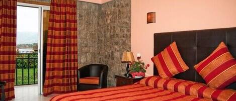 Minibar, caja fuerte, cortinas opacas y camas supletorias