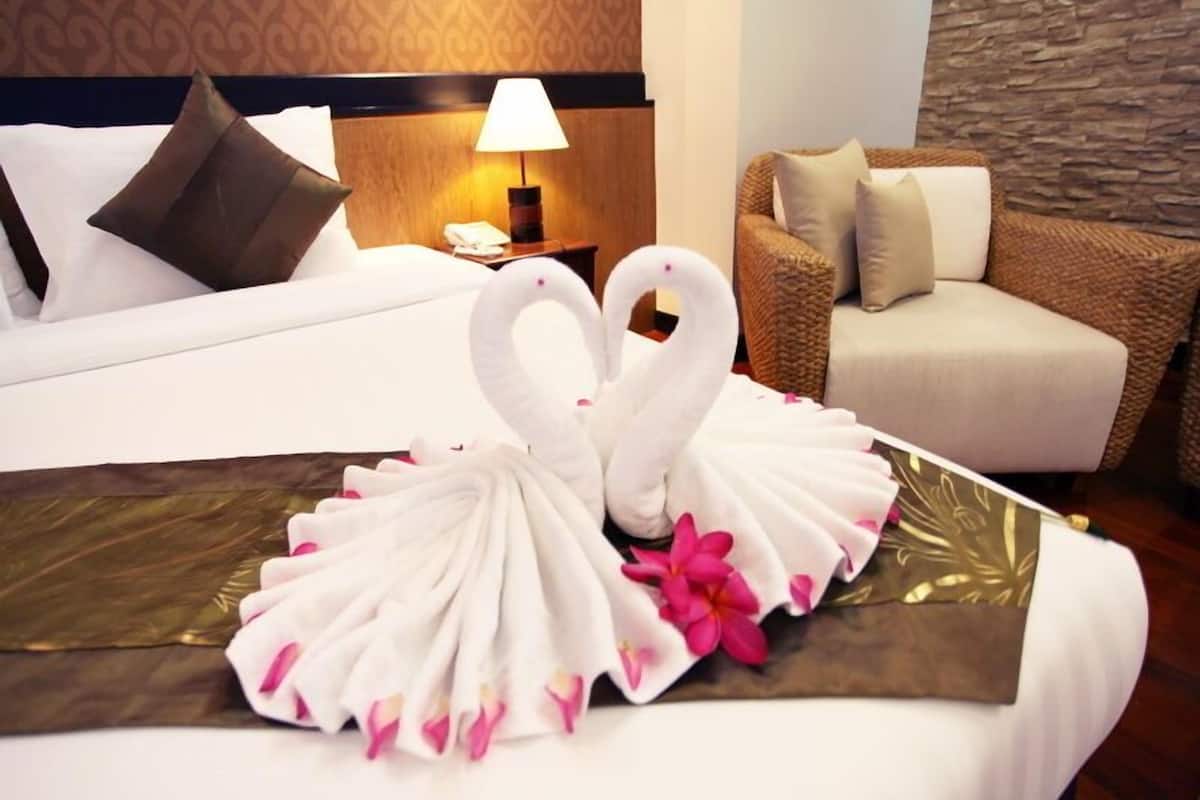 minibar, in-room safe, desk, rollaway beds